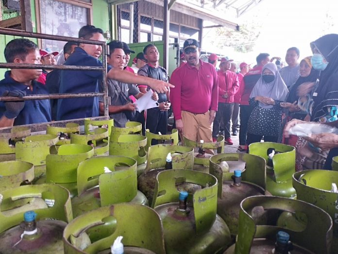 Suasana distribusi tabung gas LPG 3 kg. (Istimewa)