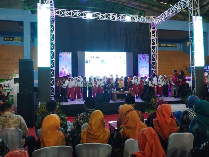 Suasana pelaksanaan gerakan gemar minum susu, makan daging, ikan dan telur. (Ady/Radar Kukar)