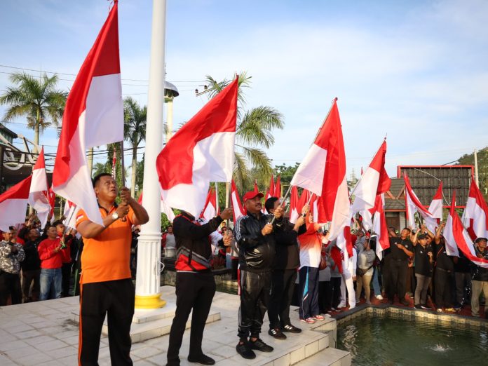 Suasana pembagian bendera Merah Putih Di Halaman Kantor Bupati Kukar. (Istimewa)