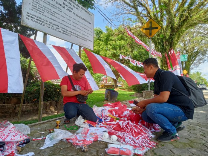 Potret pedagang bendera yang berjualan menjelang Agustus-an. (Ady/Radar Kukar)