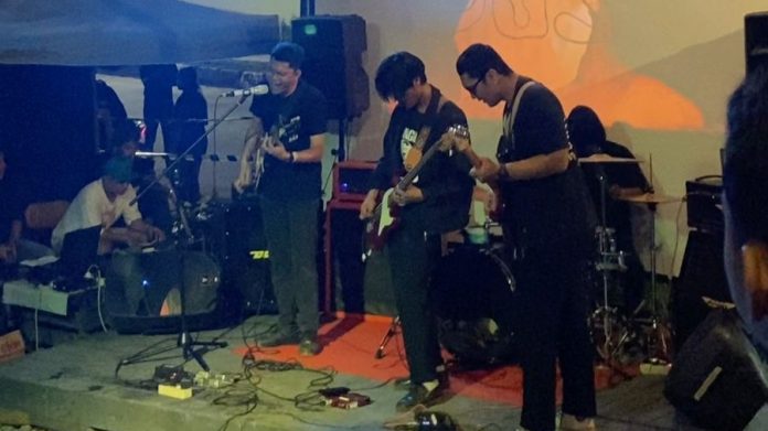 Suasana penampilan dari band yang sukses menghibur penonton pada Gigs Old Family Volume 2. (Ady/Radar Kukar)