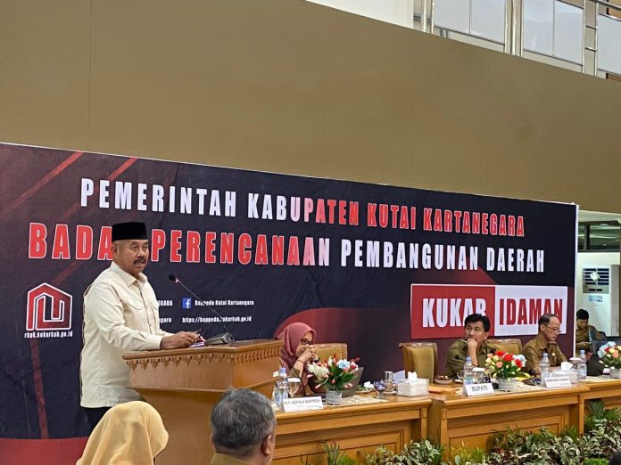 Bupati Kukar, Edi Damansyah, saat menyampaikan arahan dalam rakor strategi percepatan pelaksanaan program kegiatan perubahan RKPD 2023. (Ady/Radar Kukar)