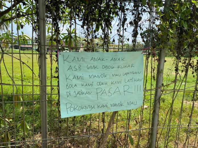 Salah satu poster penolakan yang tertempel di pagar Lapangan Pemuda Sukarame. (Ady/Radar Kukar)