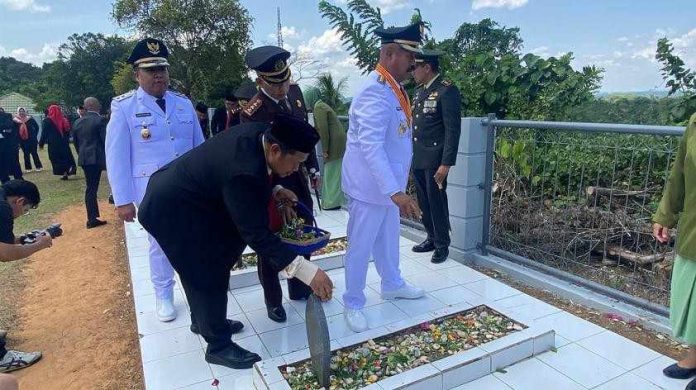 Ketua DPRD Kukar, Abdul Rasid, menghadiri rangkaian apel HUT ke-78 Republik Indonesia dan tabur bunga di Makam Pahlawan. (Istimewa)