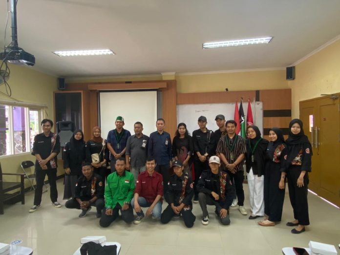 Suasana sesi foto bersama pada seminar yang digelar di ruang perkuliahan Fakultas Hukum Unikarta. (Ady/ Radar Kukar)