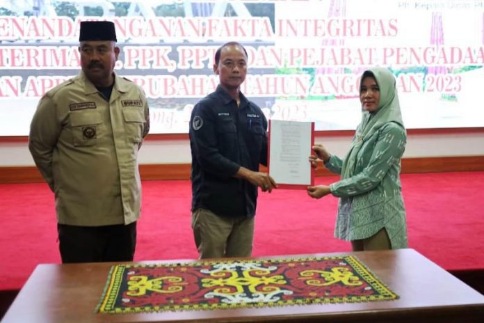 Suasana penyerahan SK PPK,PPTK dan Pejabat Pengadaan Barang, oleh Bupati Kukar, Edi Damansyah, dan Plt Kepala DPU Kukar, Wiyono. (Istimewa)