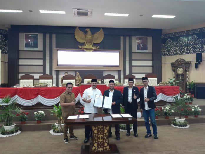 Penandatanganan berita acara pengesahan APBD-P Kukar. (Istimewa)