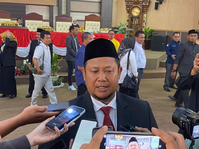 Ketua DPRD Kukar, Abdul Rasid. (Ady/Radar Kukar)