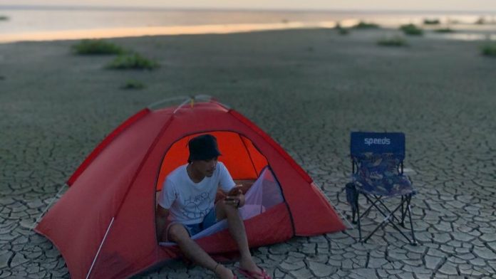 Suasana di tengah Danau Semayang yang mengering saat dikunjungi masyarakat. (Ady/Radar Kukar)