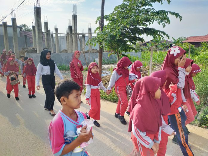 Suasana jalan sehat yang digelar SDN 022 Tenggarong. (Istimewa)