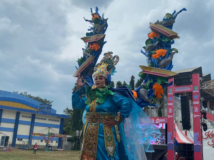 Salah satu kostum yang dipertontonkan dalam Tenggarong Kutai Carnival (TKC) 2023. (Ady/Radar Kukar)