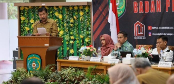 Sekkab Kukar, Sunggono, saat menghadiri rapat penyusunan rancangan awal RPJPD di Aula Bappeda Kukar. (Istimewa)