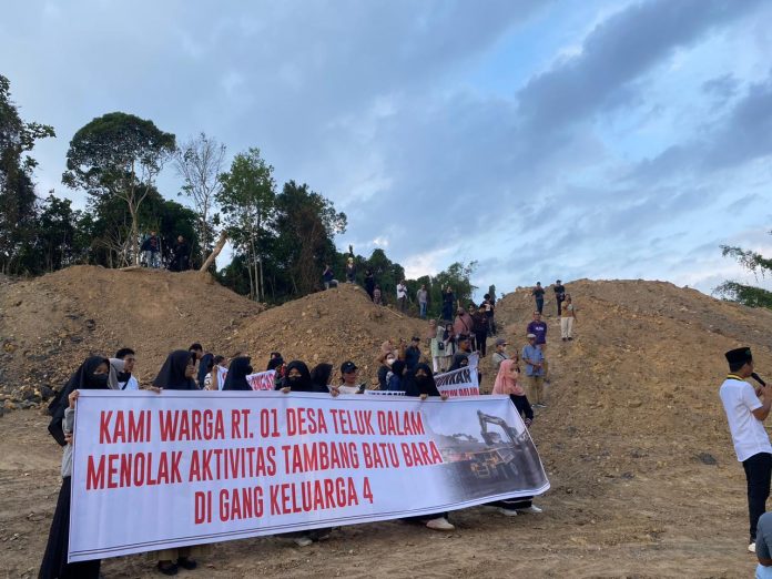 Suasana puluhan warga saat mendatangi lokasi pertambangan batu bara yang diduga ilegal. (Ady/Radar Kukar)