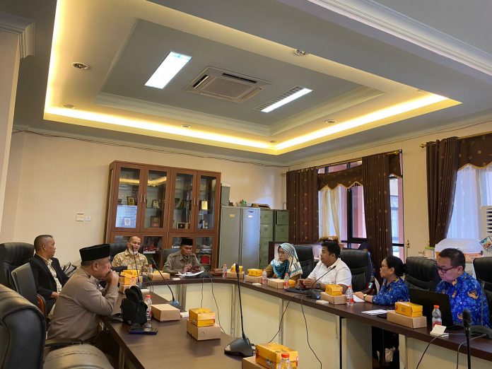 Suasana RDP di Ruang Rapat Komisi IV DPRD Kukar. (Ady/Radar Kukar)