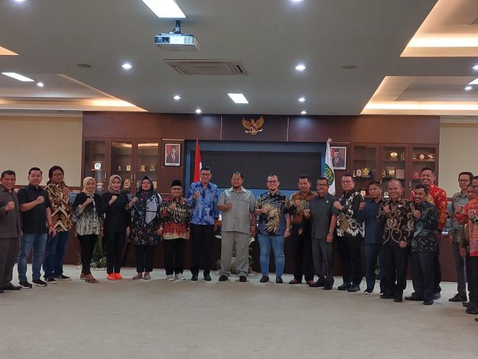 Ketua DPRD Kukar, Abdul Rasid, menyambut kunjungan kerja rombongan DPRD Mamuju Tengah yang dipimpin Arsal Aras. (Ady/Radar Kukar)