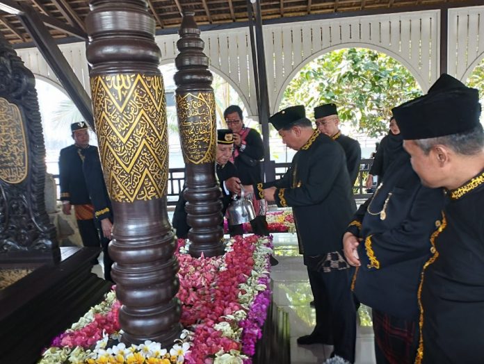 Suasana ziarah makam Sultan-sultan Kukar. (Ady/Radar Kukar)