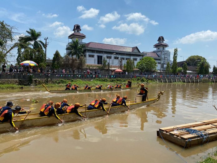 Suasana lomba balap perahu naga di Sungai Tenggarong. (Ady/Radar Kukar)