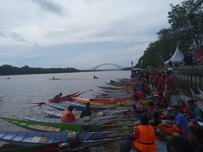 Para pembalap saat beradu cepat memacu ketinting. (Ady/Radar Kukar)