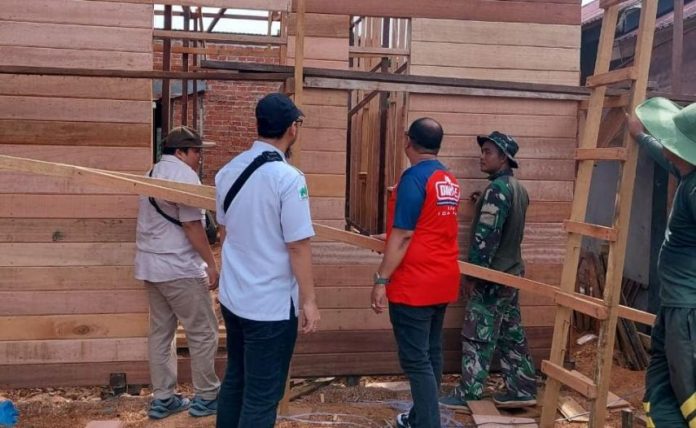 Proses bedah rumah yang dilakukan Disperkim Kukar. (istimewa)