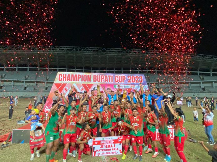 Para pemain Kecamatan Loa Janan saat menerima trofi Juara Bupati Cup 2023, yang diserahkan oleh Asisten II Setkab Kukar, Wiyono. (Istimewa)