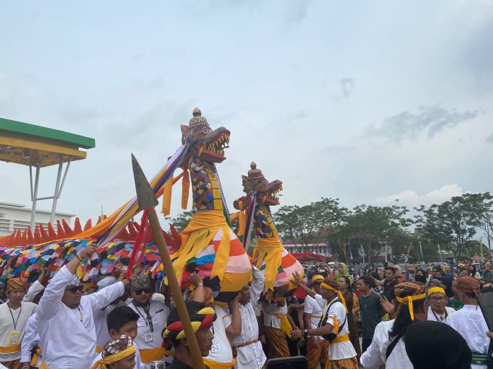 Prosesi Mengulur Naga dari Keraton Kesultanan Kutai Kartanegara Ing Martadipura. (Ady/Radar Kukar)