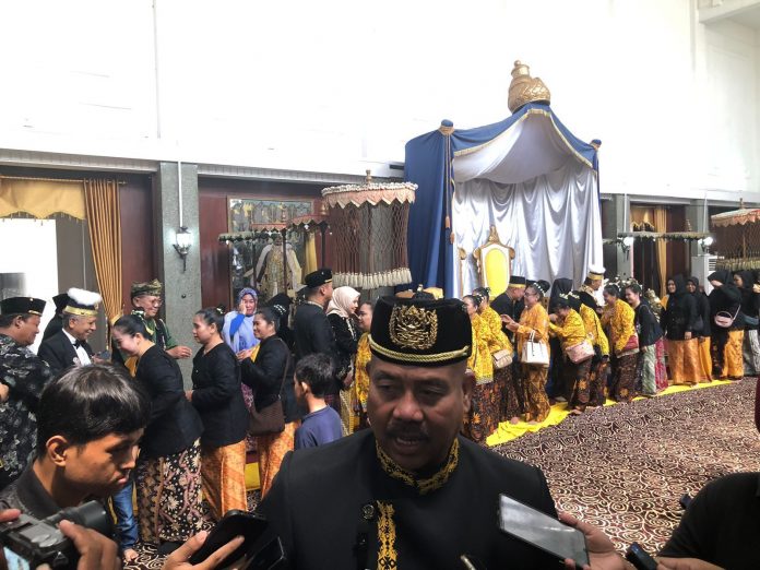 Bupati Kukar, Edi Damansyah, setelah mengikuti prosesi merobohkan Tiang Ayu. (Istimewa)