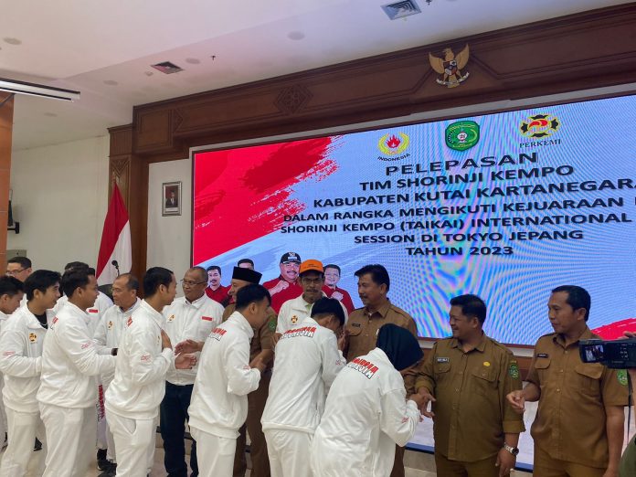 Pelepasan 33 atlet Shorinji Kempo Kabupaten Kutai Kartanegara yang akan mewakili Indonesia di kejuaraan Kempo Jepang (Ady:Radar Kukar)