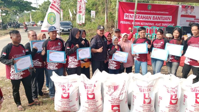Bupati Kukar, Edi Damansyah, menyerahkan bantuan program 25 ribu nelayan produktif di Kelurahan Mangkurawang, Tenggarong. (Istimewa)