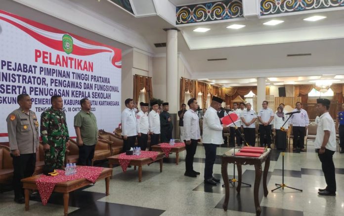 Pelantikan puluhan pejabat Kukar di bidang kesehatan dan pendidikan yang dipimpin Bupati Edi Damansyah. (Istimewa)