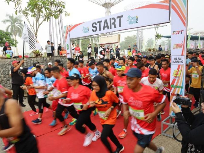 Bupati Kukar, Edi Damansyah, saat membuka lomba lari Kota Raja Run 2 tahun 2023. (Istimewa)