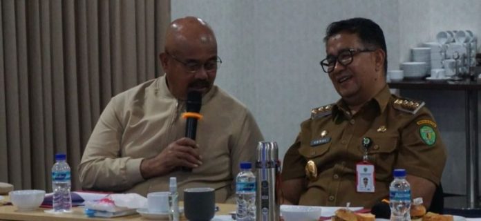 Pj Gubernur Kaltim, Akmal Malik (kiri) saat bersama Bupati Kukar, Edi Damansyah. (Istimewa)