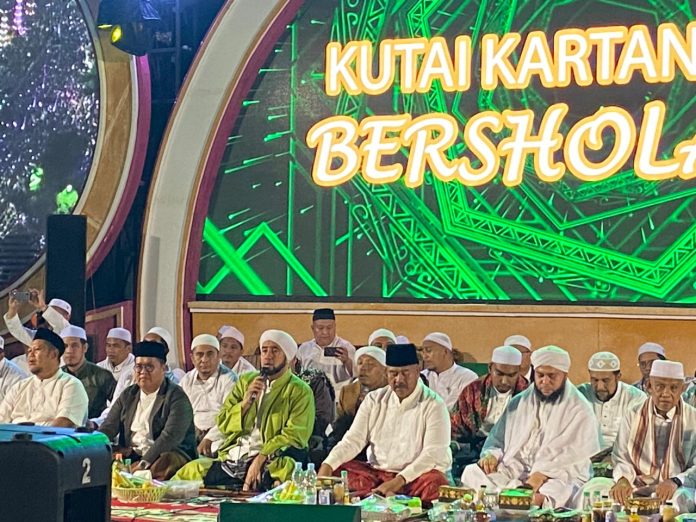 Suasana Kukar Bersholawat Jilid II, yang digelar di Taman Kota Raja, Tenggarong. (Ady/Radar Kukar)