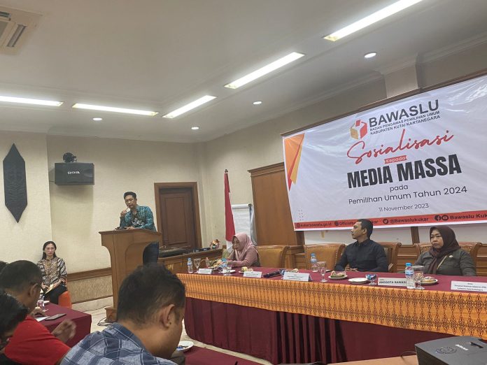 Sambutan Ketua Bawaslu Kukar, Teguh Wibowo dalam kegiatan sosialisasi yang digelar di Hotel Smart Elty  Lesong Batu Tenggarong. (Ady/Radar Kukar)