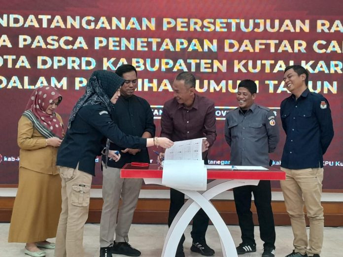 Suasana pengecekan rancangan surat suara yang diterbitkan oleh KPU Kukar (Istimewa)