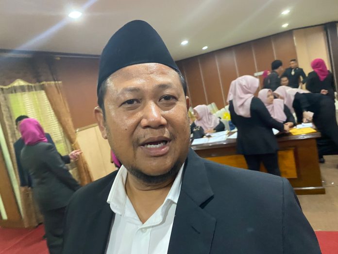 Ketua DPRD Kukar, Abdul Rasid. (Ady/Radar Kukar)