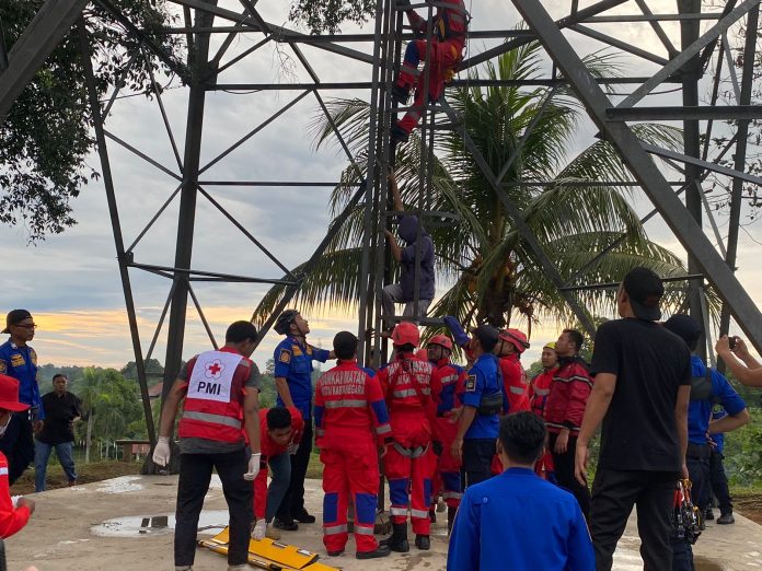 Tim penyelamat Disdamkar Matan Kukar, saat melakukan evakuasi anak yang panjat menara RPK Tenggarong. (Ady/Radar Kukar)