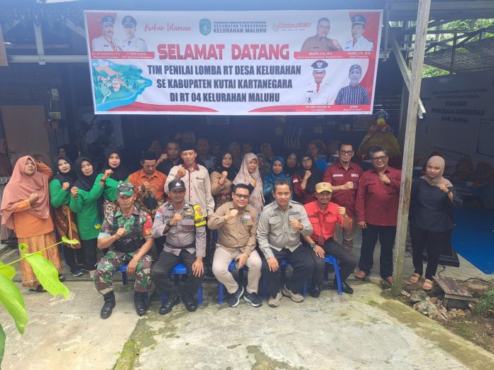 Suasana peninjauan lapangan yang dilakukan oleh tim penilai dari DPMD Kukar. (Istimewa) 