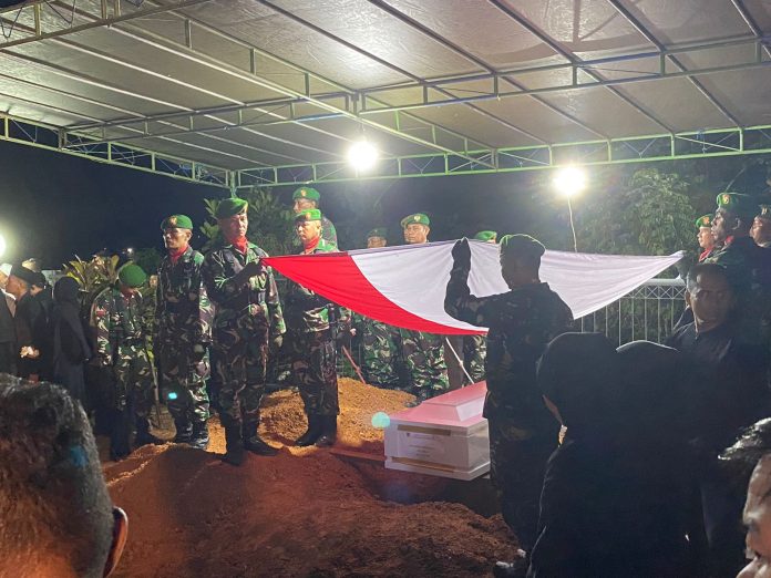 Suasana pemakaman Praka (Anumerta) Sandy Primadana di TMP Bukit Biru, Tenggarong. (Ady/Radar Kukar)