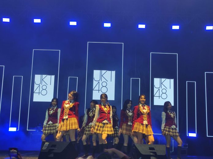 Suasana penampilan grup idol JKT48, di Desa Bangun Rejo, Tenggarong Seberang.(Istimewa)