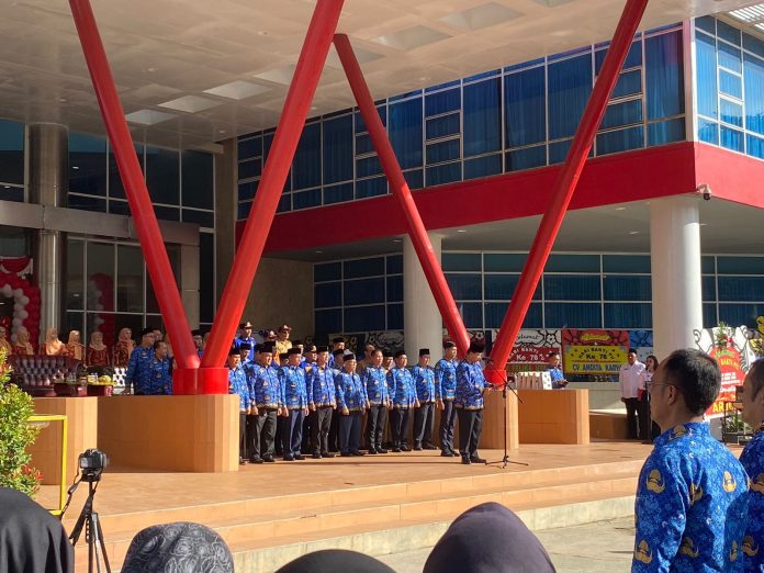 Suasana apel peringatan Hari Bakti PU ke-78 di Halaman Kantor Dinas PU Kukar. (Ady/Radar Kukar)