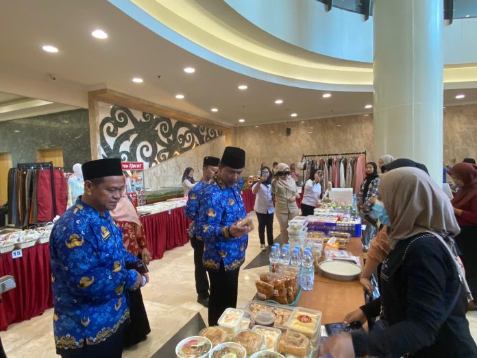 Suasana Bazaar UMKM di Aula Gedung Kantor Dinas PU Kukar. (Ady/Radar Kukar)