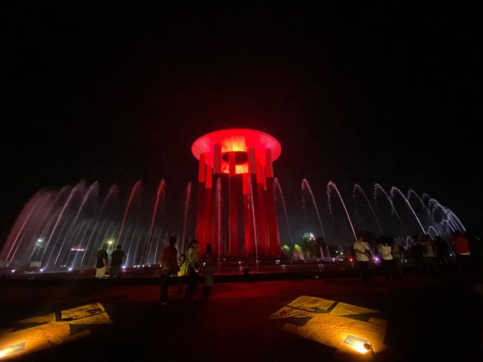 Tampilan Landmark Tuah Himba di malam hari. (Ady/Radar Kukar) 