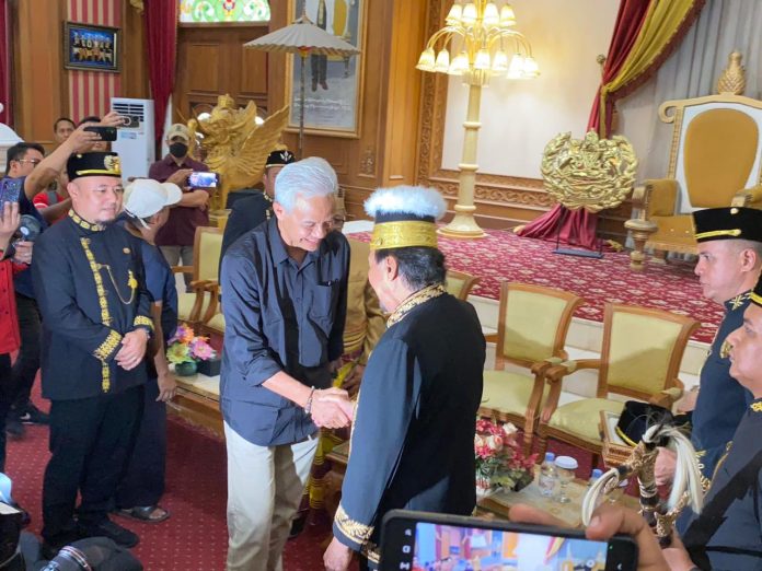 Suasana pemberian cendera mata berupa peci khas Kutai dan Mandau dari Sultan Kutai Kartanegara Ing Martadipura, Aji Muhammad Arifin. (Ady/Radar Kukar)