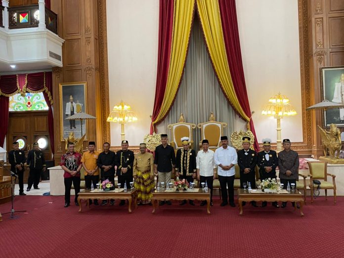 Suasana kunjungan Ganjar Pranowo ke Kesultanan Kutai Kartanegara Ing Martadipura. (Istimewa)