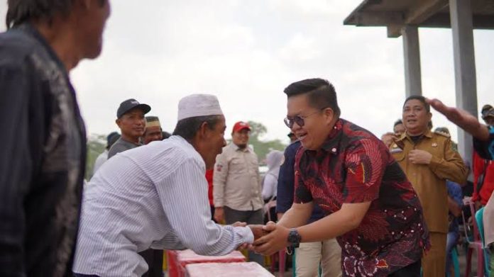 Wakil Bupati Kukar, Rendi Solihin, saat menyalurkan ratusan paket bantuan di Kecamatan Anggana. (Istimewa)