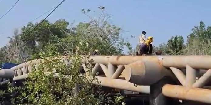 Suasana perbaikan Jembatan Sambera. (Istimewa)