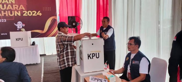 Simulasi anggota KPPS, saat bertugas di TPS. (Istimewa)