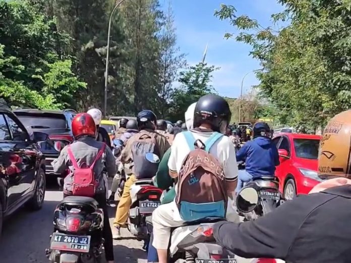 Suasana kemacetan jalan menuju Jembatan Kartanegara. (Istimewa)