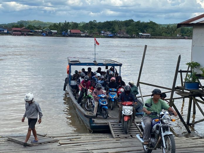 Suasana di kapal feri penyeberangan Mangkurawang. (Ady/Radar Kukar)