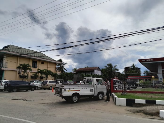 Antrian panjang kendaraan yang terjadi di salah satu SPBU Tenggarong. (Ady/Radar Kukar)